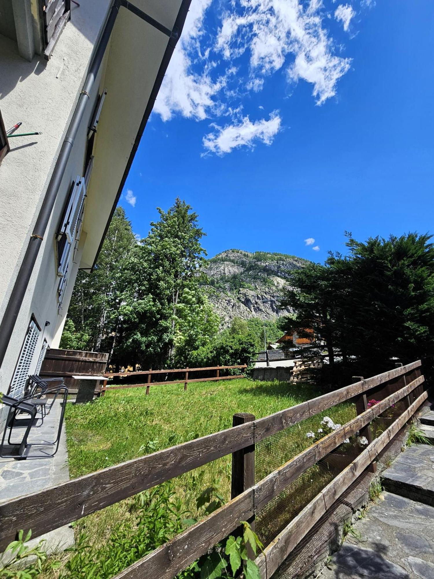 Maison Les Amis Du Bois Courmayeur Exterior photo