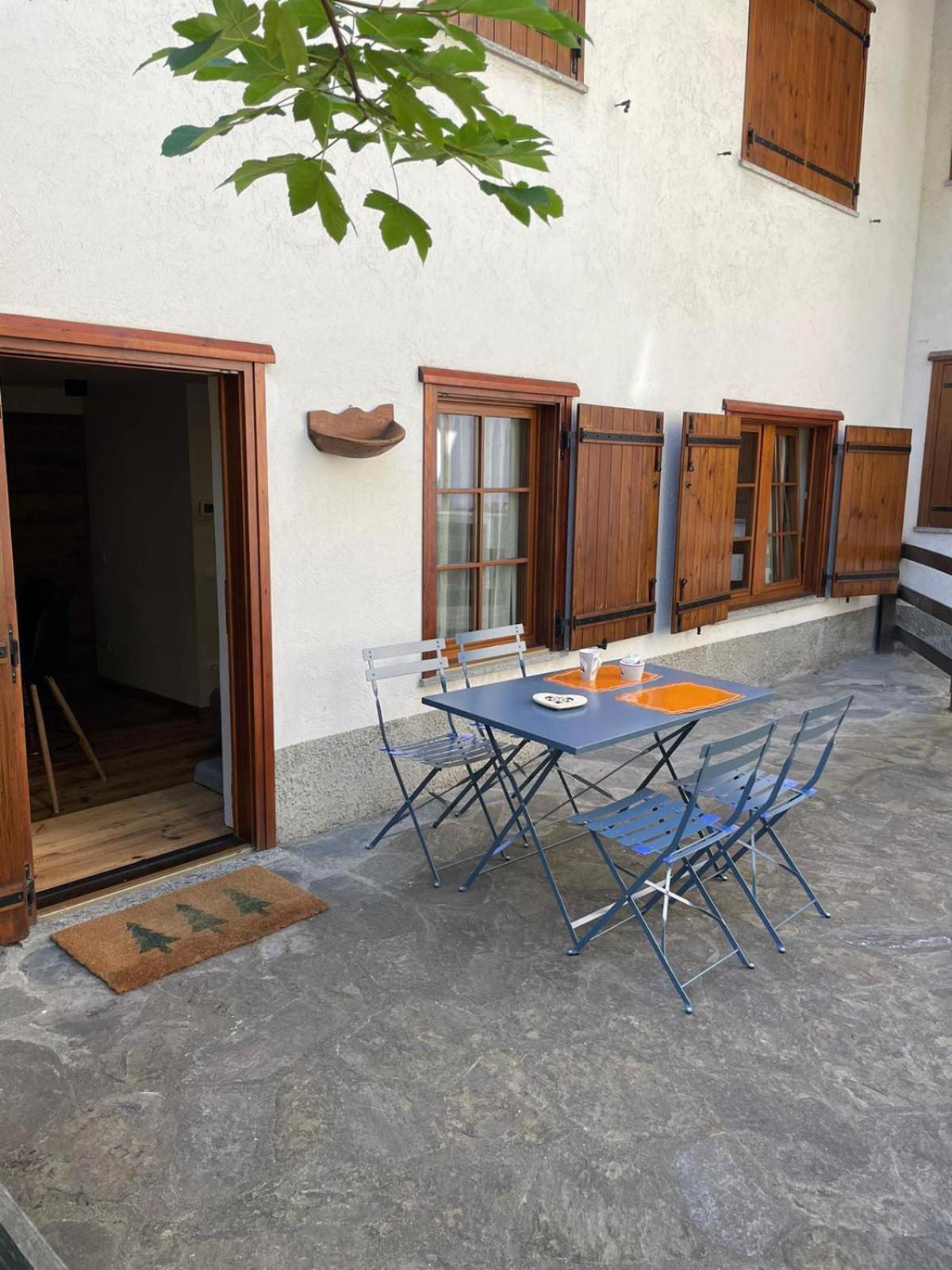 Maison Les Amis Du Bois Courmayeur Exterior photo
